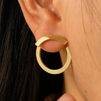 1 pair of retro geometric circular earrings on the back, fashionable and personalized design for women.