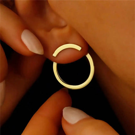 1 pair of retro geometric circular earrings on the back, fashionable and personalized design for women.