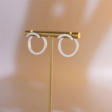 1 pair of retro geometric circular earrings on the back, fashionable and personalized design for women.
