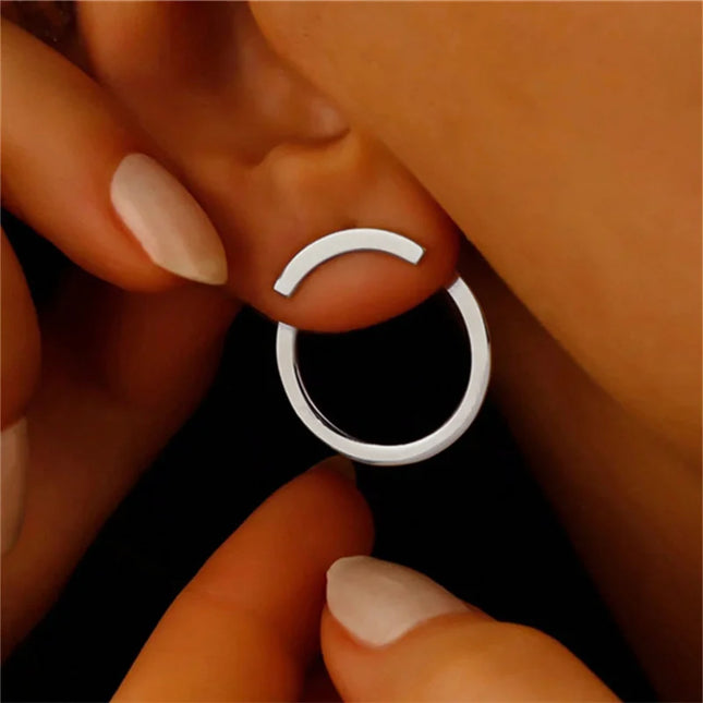 1 pair of retro geometric circular earrings on the back, fashionable and personalized design for women.